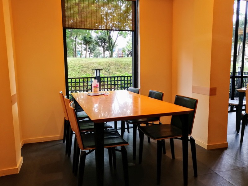 03テーブル席.jpg 03テーブル席