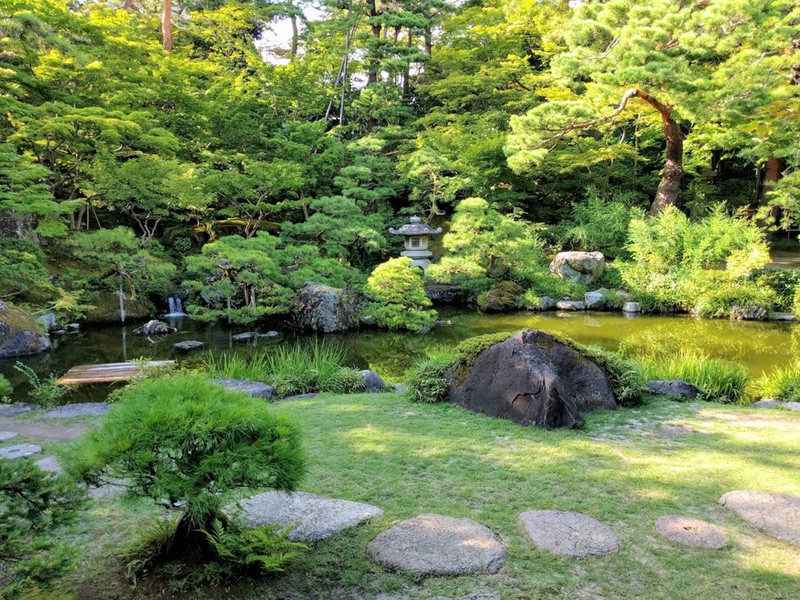 09一階大広間から庭