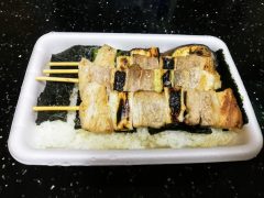 お手軽ご当地グルメ！ハセガワストア ベイエリア店でやきとり弁当｜北海道函館市