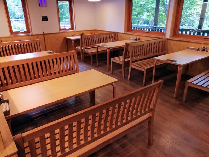 08テーブル席.jpg 08テーブル席