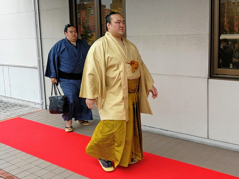 会場入り52稀勢の里