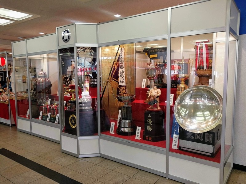 会場内正面ホールトロフィー
